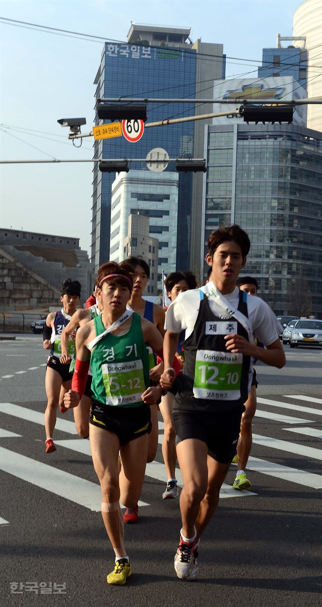 제61회 한반도통일 대역전경주대회 마지막 날인 21일 선수들이 태평로를 달려 나가고 있다.고영권기자youngkoh@hankookilbo.com