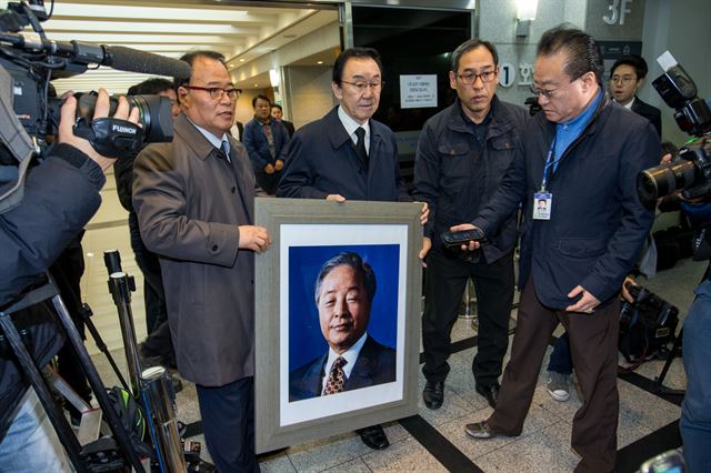 22일 새벽 서거한 김영삼 전 대통령의 빈소가 마련된 서울 종로구 연건동 서울대병원 장례식장에서 문정수 김영삼 민주센터 상임이사(왼쪽 두번째) 등이 김 전 대통령의 영정사진을 들고 빈소로 향하고 있다. 연합뉴스