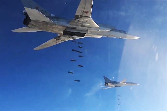 러시아의 TU-22가 21일 시리아 이슬람국가(IS) 거점지를 공격하고 있다. 타스 연합뉴스