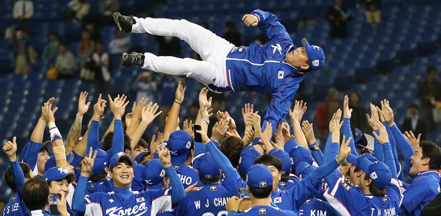 21일 오후 일본 도쿄돔 구장에서 열린 2015 세계야구소프트볼연맹(WBSC) 프리미어12 대회 결승전 대한민국과 미국의 경기가 8-0 대한민국의 승리로 끝나며 대회 우승을 차지했다. 이날 경기 후 선수들이 마운드 위에 모여 김인식 감독을 헹가래 하고 있다. 연합뉴스