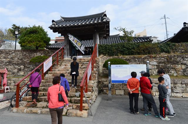 김영삼 전 대통령의 서거 소식이 전해진 22일 오전 경남 거제시 장목면 외포리 대계마을 김 전 대통령의 생가를 관광객들이 둘러보고 있다. 거제=전혜원기자 iamjhw@hankookilbo.com