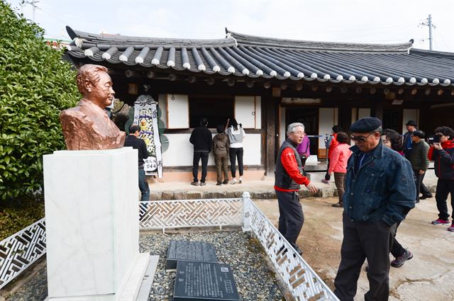 김영삼 전 대통령의 서거 소식이 전해진 22일 오전 경남 거제시 장목면 외포리 김 전 대통령의 생가를 관광객들이 둘러보고 있다. 거제=전혜원기자 iamjhw@hankookilbo.com