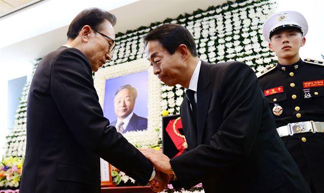 김영삼 전대통령이 서거한 22일 서울 종로구 서울대병원 장례식장 빈소를 찾은 이명박 전대통령이 차남 김현철씨를 위로하고 있다. 사진공동취재단