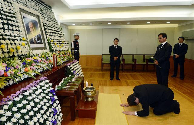 새누리당 김무성 대표가 22일 서울 종로구 서울대병원 장례식장에 마련된 고 김영삼 전 대통령 빈소에서 조문하고 있다. 뉴시스