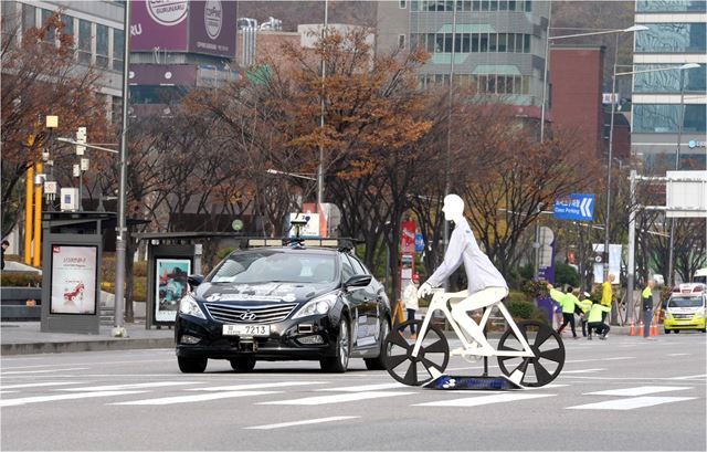 국민대 자율주행차가 22일 오전 서울 삼성동 코엑스 앞 횡단보도를 건너는 자전거를 인식하고 정지했다. 현대자동차 제공