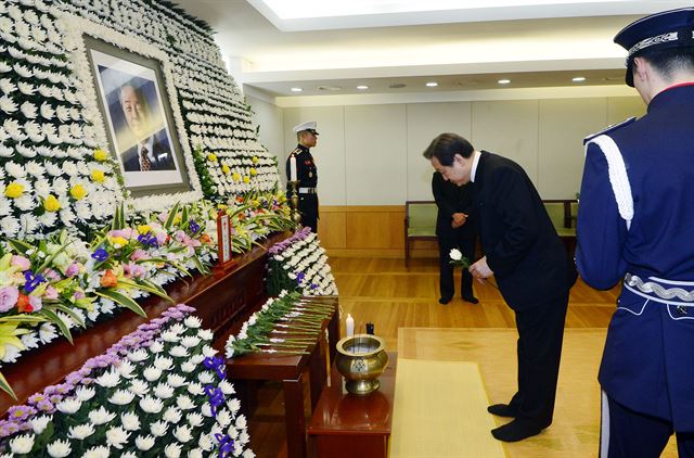 새누리당 김무성 대표가 22일 서울 종로구 서울대병원 장례식장에 마련된 고 김영삼 전 대통령 빈소에서 조문하고 있다. 뉴시스 최동준.