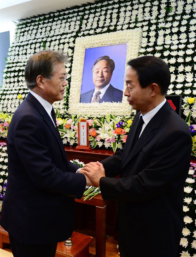 문재인 새정치민주연합 대표가 22일 서울대병원 장례식장에 마련된 고 김영삼 전 대통령의 빈소를 찾아 조문한 뒤 상주인 김현철씨를 위로하고 있다. 연합뉴스