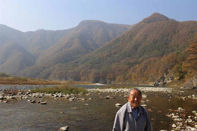 자신의 집 앞 동강가에 선 뗏목사공 홍원도씨. 산도 물도 험하건만 그의 얼굴에는 힘든 삶을 산 사람의 고단함이 보이지 않는다. 이영준 교수 제공