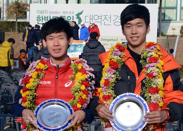 제61회 한반도 통일 대역전 경주대회 최우수선수상을 수상한 전북의 심종섭(왼쪽)과 최우수신인상을 차지한 강원 이규성. 파주=고영권기자youngkoh@hankookilbo.com