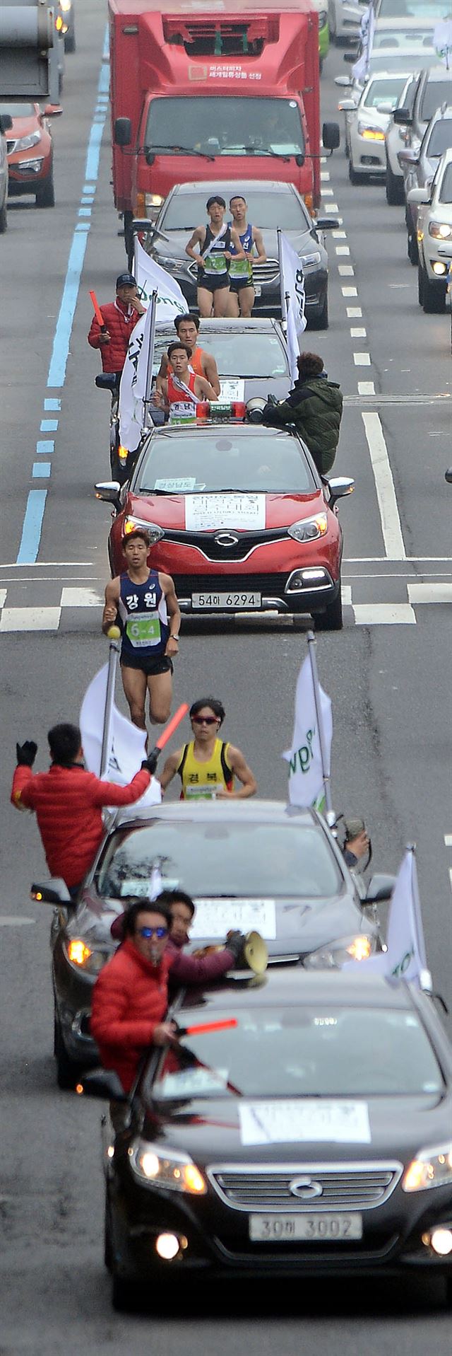 제61회 한반도통일 대역전 경주대회 나흘째인 20일 선수들이 한밭대로를 역주하고 있다. 세종=고영권기자youngk@hankookilbo.como