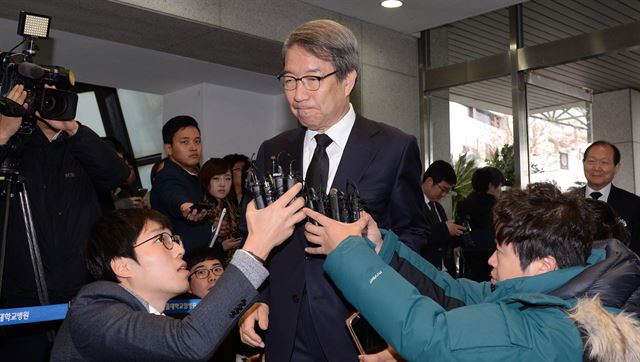 23일 오전 서울 종로구 서울대병원 장례식장에 마련된 故 김영삼 전 대통령 빈소에서 정운찬 전 국무총리가 조문하고 있다. 사진공동취재단