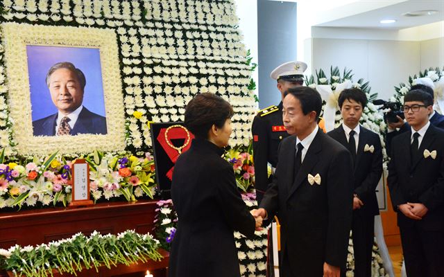 박근혜 대통령이 23일 서울대병원에 차려진 김영삼 전 대통령의 빈소를 찾아 김 전 대통령 영정에 분향하고 헌화한 뒤 현철씨의 손을 잡고 위로하고 있다. 청와대사진기자단