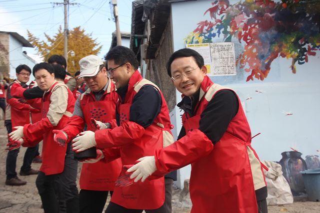 지난 12일 하석주(맨 오른쪽) 롯데건설 부사장이 임직원들과 함께 서울 노원구 중계본동 ‘104마을’에서 연탄봉사활동을 하고 있다. 롯데건설 제공