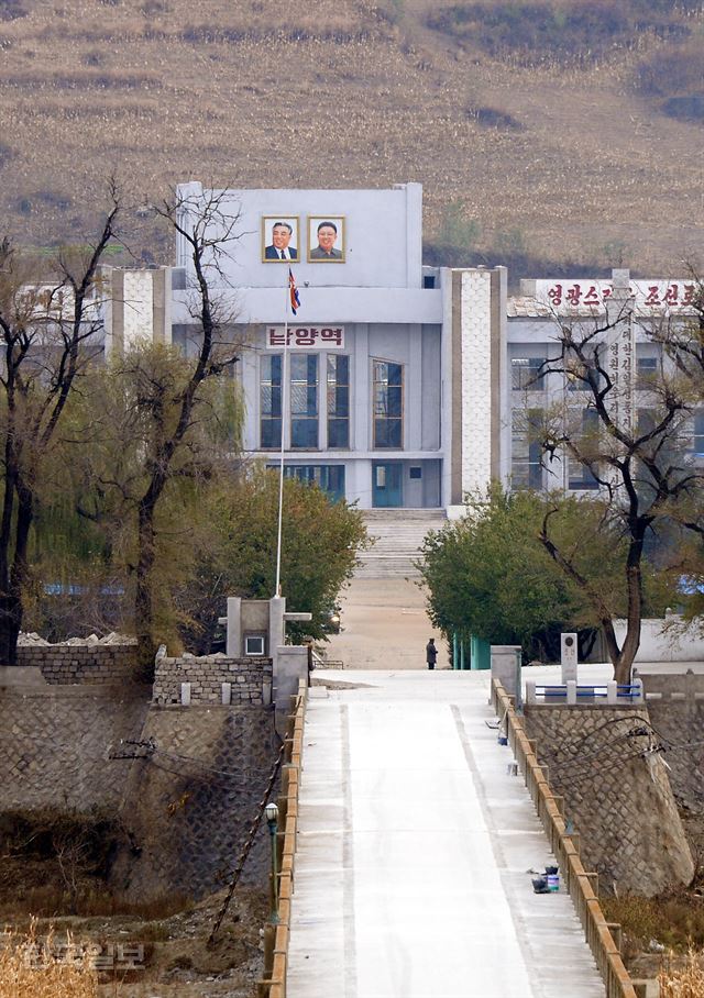 지난달 26일 북한과 중국 접경지역인 지린성 투먼세관 건너편에 보이는 북한 남양역 모습. 중국은 지난 9월부터 투먼과 남양을 연결하는 교각에 대해 보수공사를 진행하고 있다.