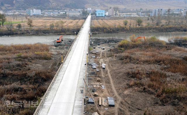 중국 투먼과 북한 남양을 연결하는 교각에서 20년 만에 보수 공사가 진행되면서 북중간 교역 확대 분위기가 높다.