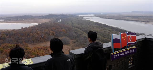 중국 지린성 훈춘시의 3국(중국 러시아 북한) 접경지역인 팡촨 전망대에서 내려다본 모습. 사진 오른쪽의 두만강 위로 북한과 러시아를 잇는 나진-하산 철길이 보인다. 철길 오른쪽은 북한, 왼쪽은 러시아 영토이며, 전망대는 중국에 세워졌다.