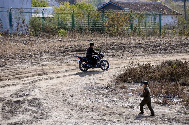 지난달 말 중국 단둥의 압록강 유람선에서 바라본 북한 군인들의 모습.