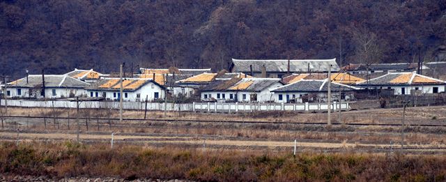 중국 지린성 투먼시에서 바라본 북한 민가의 모습. 북한과 중국의 경계선인 두만강은 강폭이 좁은 곳이 많아서 북한 땅이 손에 잡힐 듯 가깝다.