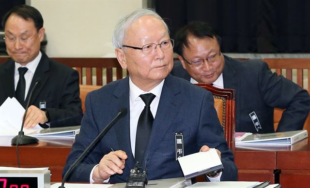 이병호 국정원장이 24일 오전 국회 정보위원회 예산결산소위원회에 참석하고 있다. 연합뉴스