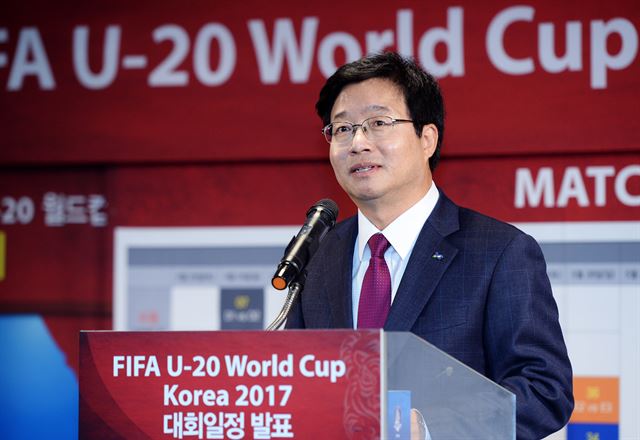 염태영 수원시장이 24일 오전 서울 종로구 경희궁길 축구회관에서 수원시가 FIFA U-20 월드컵 코리아 2017 대회 중심개최도시로 선정된 데 대해 감사 인사를 전하고 있다. 뉴시스