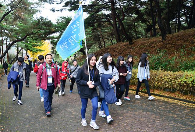 순천향대 학생들이 이순신장군이 백의종군 당시 걸었던 충남 아산시 현충사 고택을 감아 도는 백의종군로를 따라 걷고 있다. 순천향대제공