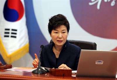 박근혜 대통령이 24일 청와대에서 주재한 국무회의에서 오른손을 들어 올리며 국회가 뭉개고 있는 경제 법안들을 조속히 처리할 것을 주문하고 있다. 청와대사진기자단