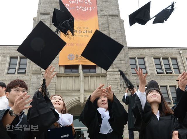 사진은 지난 8월19일 서울 중구 동국대 에서 열린 가을학위 수여식에서 졸업생들이 학사모를 던지며 졸업을 자축 하고 있는 모습. 신상순 선임기자ssshin@hankookilbo.com