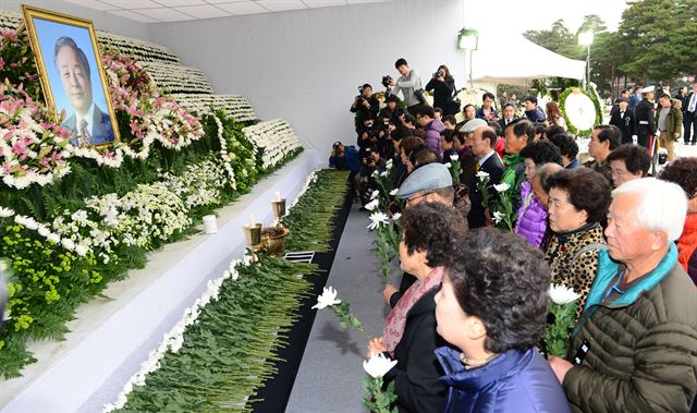 서울 여의도 국회에 마련된 김영삼 전 대통령 국가장 분향소에서 24일 일반시민 참배객들이 헌화하고 있다. 오대근기자 inliner@hankookilbo.com