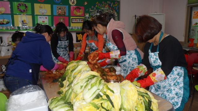 전북 전주시 기린초등학교는 25일 교내에서 취약계층 가정을 위한 사랑의 김장 담그기 및 나눔 행사를 가졌다.