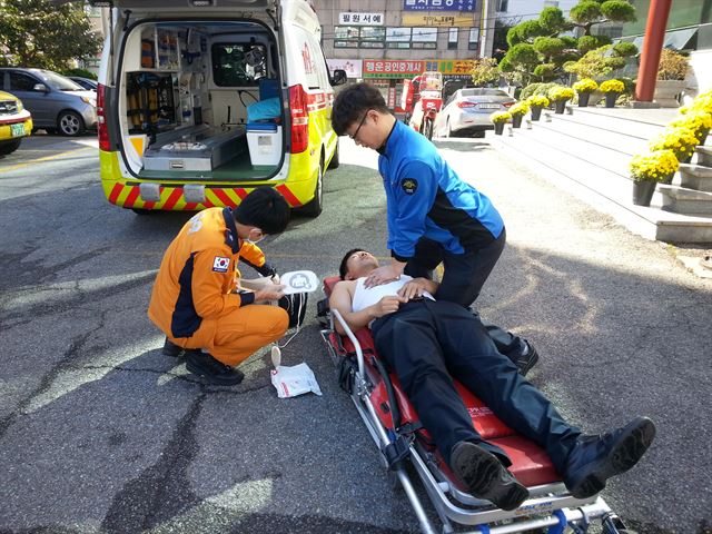 부산남부소방서에서 군복무 중인 김병일(오른쪽)씨가 심폐소생술 시범을 보이고 있다. 병무청 제공