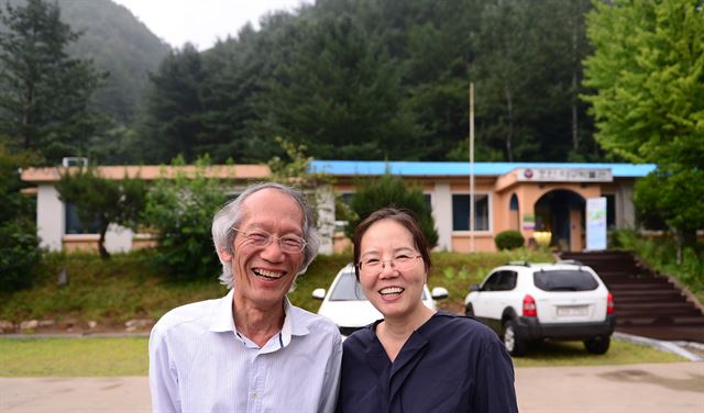 차영미 관장이 남편 안형철씨와 폐교를 활용한 박물관을 배경으로 포즈를 취하고 있다. 영월=최흥수기자 choissoo@hankookilbo.com