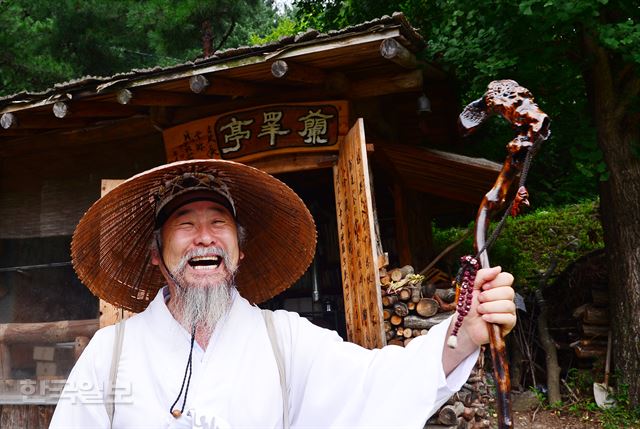 김삿갓 묘지기를 자처한 '돌아온 김삿갓' 최상락 해설사가 호탕한 웃음을 짓고 있다.