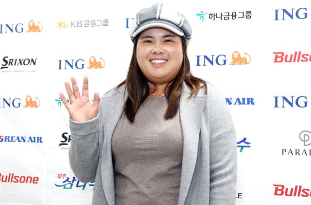 한국인으로는 두번째로 미국여자프로골프(LPGA) 투어 명예의 전당에 오르는 박인비(27·KB금융그룹)가 24일 부산 김해공항을 통해 귀국하고 있다. 부산=연합뉴스