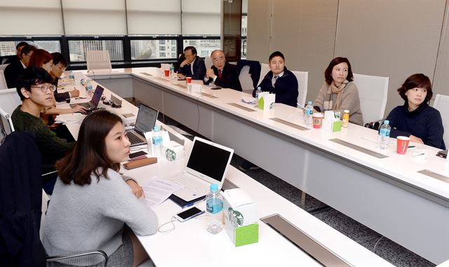 한국일보 독자권익위원들이 18일 한국일보 본사 대회의실에서 지난 한 달 간 주요 기사들을 프로젝션 스크린으로 보며 이야기 나누고 있다. 왕태석기자 kingwang@hankookilbo.com