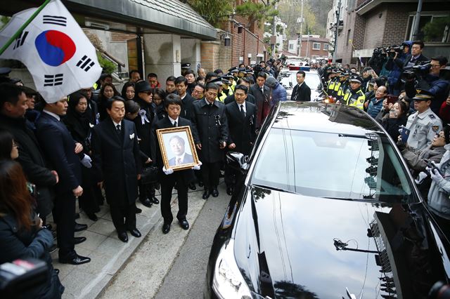 26일 오후 국회에서 국가장 영결식을 마친 고(故) 김영삼 전 대통령 운구행렬이 상도동 사저를 떠나고 있다. 연합뉴스