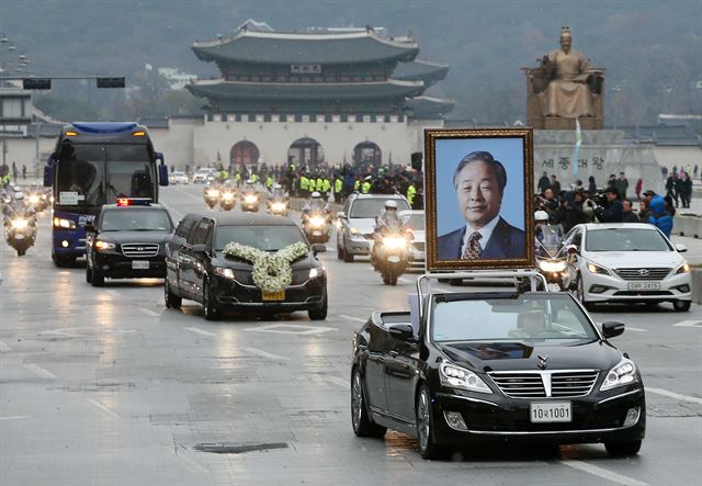 김영삼 전 대통령의 운구행렬이 26일 오전 서울 광화문 광장을 지나 국가장 영결식이 엄수되는 국회로 향하고 있다. 연합뉴스