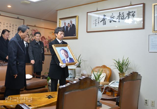 26일 오후 국회에서 국가장 영결식을 마친 고(故) 김영삼 전 대통령 운구가 서울 상도동 사저에 도착한 뒤 유가족들이 고인의 손때가 묻은 집안을 돌고 있다. 신상순 선임기자ssshin@hankookilbo.com