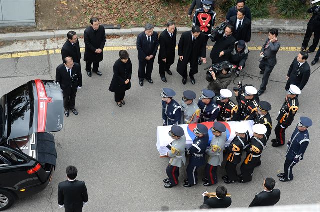 26일 오전 서울대학병원 장례식장에서 박근혜 대통령과 유가족이 참석한 가운데 김영삼 전 대통령 운구 장례 차량이 옮겨지고 있다. 김영삼 전 대통령은 22일 새벽 0시 22분 패혈증과 급성심부전증으로 서거했다. 뉴시스