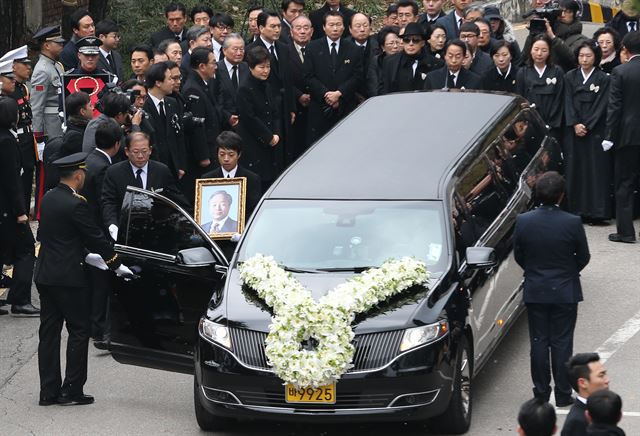 26일 서울대 병원 장례식장에서 박근혜 대통령과 유가족이 영결식장으로 향하는 고 김영삼 전대통령 운구차량 앞에서 예를 갖추고 있다. 연합뉴스