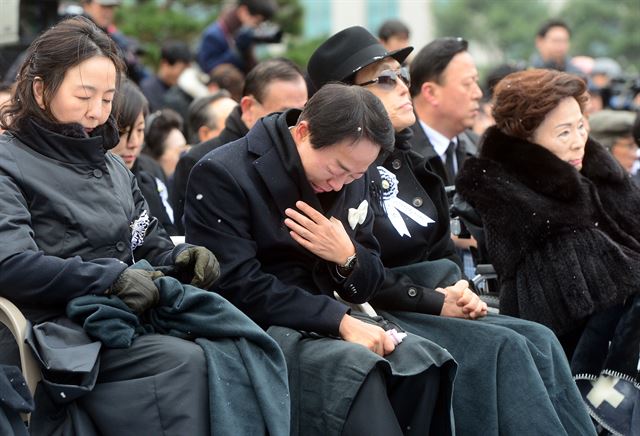 고 김영삼 전 대통령의 국가장 영결식이 26일 오후 여의도 국회에서 엄수됐다. 차남인 김현철 씨(왼쪽 두번째)가 고 김 전 대통령의 생전영상을 보며 오열하고 있다. 왼쪽부터 장녀 김혜영, 김현철, 장남 김은철, 부인 손명순 여사. 사진공동취재단