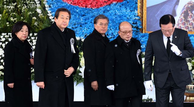 김영삼 전 대통령 국가장 영결식이 26일 국회에서 거행됐다. 정의화 국회의장과 박한철 헌법재판소장, 김무성, 문재인, 심상정 여야 대표가 분향을 마친 뒤 돌아오고 있다. 국회사진기자단