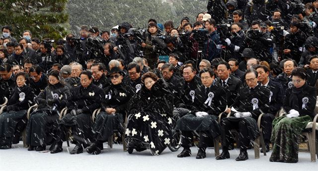 26일 국회에서 열린 고(故) 김영삼 전 대통령 국가장 영결식에서 눈이 내리고 있는 가운데 부인 손명순 여사와 아들 김현철씨등 유가족들과 이명박 전대통령등이 김수한 전 국회의장의 조사를 듣고 있다.첫줄 왼쪽부터 김혜숙 삼녀, 김혜경 차녀, 김혜영 장녀, 김현철 차남, 김은철 장남, 손명순 여사,황교안 총리, 이명박 전 대통령,김윤옥여사. 사진공동취재단 '