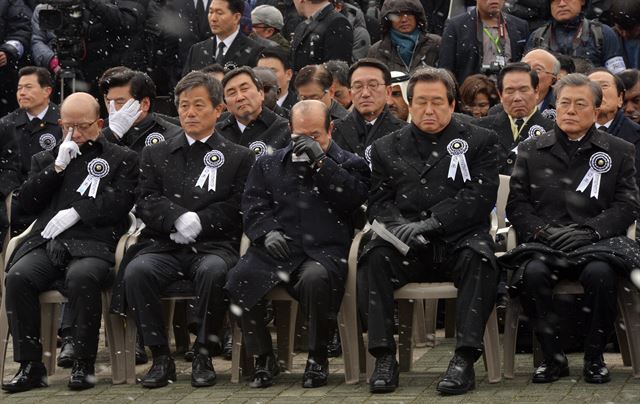 26일 국회에서 열린 고(故) 김영삼 전 대통령 국가장 영결식에서 눈이 내리고 있는 가운데 참석자들이 김영삼 전 대통령의 생전영상 상영을 보면서 눈물을 닦고 있다. 왼쪽부터 박한철 헌법재판소장, 이인복 중앙선거관리위원장, 김수한 전 국회의장, 김무성 새누리당 대표, 문재인 새정치민주연합 대표. 사진공동취재단.