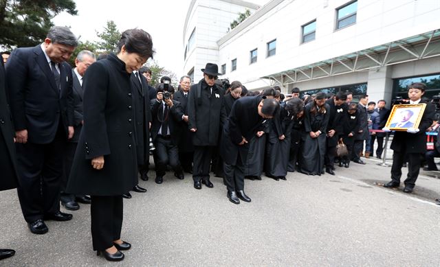 박근혜 대통령과 유족들이 26일 서울대병원 장례식장 앞에서 운구차량을 향해 인사를 하고 있다. 청와대사진기자단