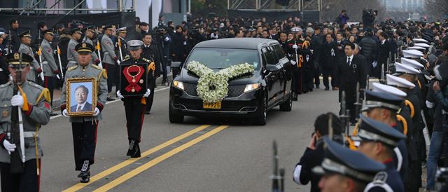 26일 여의도 국회의사당에서 열린 고 김영삼 대통령 영결식을 마치고 운구차량이 국회 본관앞을 지나 현충원으로 향하고 있다, 가족과 시민들이 운구차량 뒤를 따르고 있다. 국회사진기자단