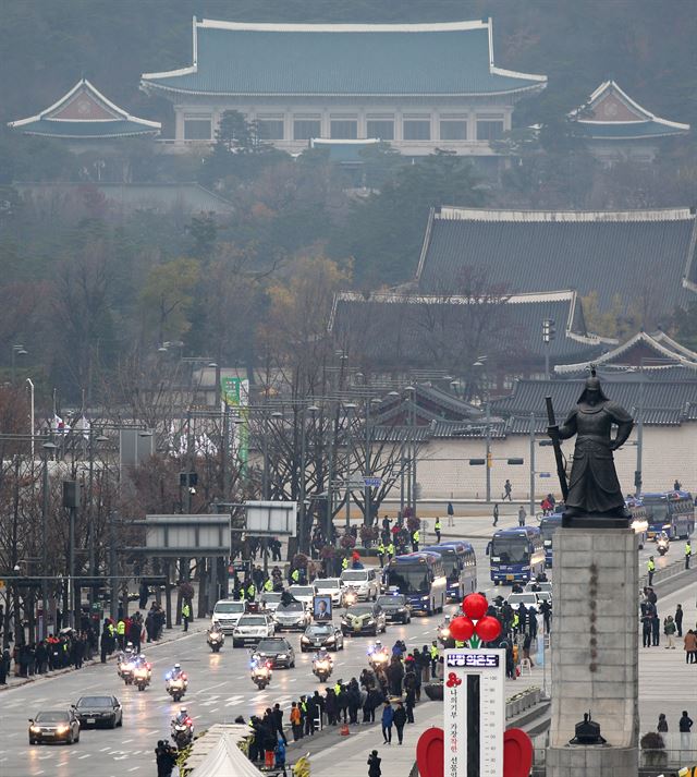 고 김영삼 전 대통령 운구행렬이 26일 서울 종로구 세종대로를 지나 국가장 영결식이 열리는 국회로 향하고 있다. 연합뉴스