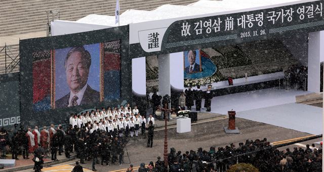 바리톤 고성현 한양대학교 교수와 국립합창단•구리시립소년소녀합창단이 26일 국회 앞마당에서 엄수된 고 김영삼 전 대통령 국가장 영결식에서 '청산에 살리라'를 부르고 있다.