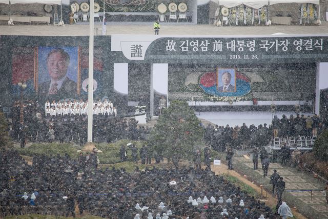 고 김영삼 전 대통령 국가장 영결식이 26일 오후 눈이 내리는 가운데 서울 국회 앞마당에서 거행되고 있다. 연합뉴스