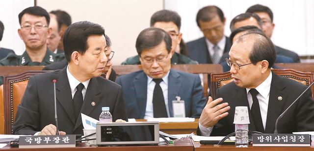 한민구 국방부 장관과 장명진 방위사업청장이 25일 국회에서 열린 국방위원회 전체회의에서 대화를 하고 있다.