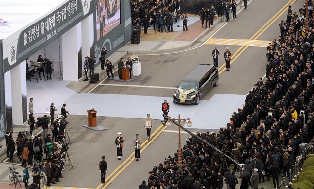 26일 오후 국회에서 고 김영삼 전대통령의 국가장 영결식을 마친 운구 행렬이 상도동으로 향하고 있다. 국회사진기자단